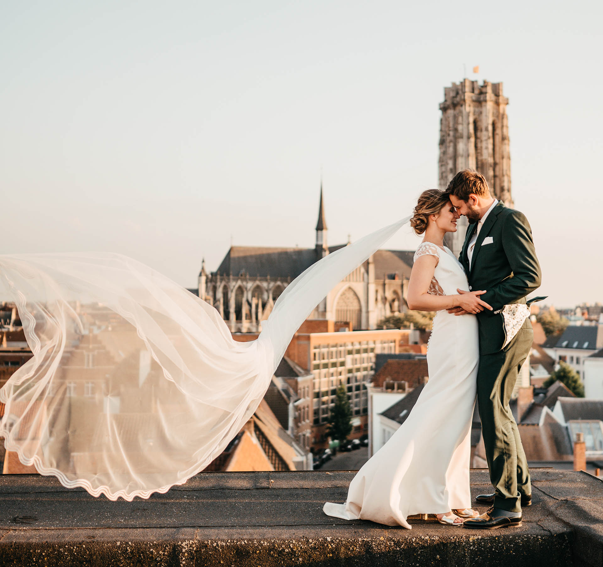 Bruidspaar hand in hand bij gedroogde bloemen
